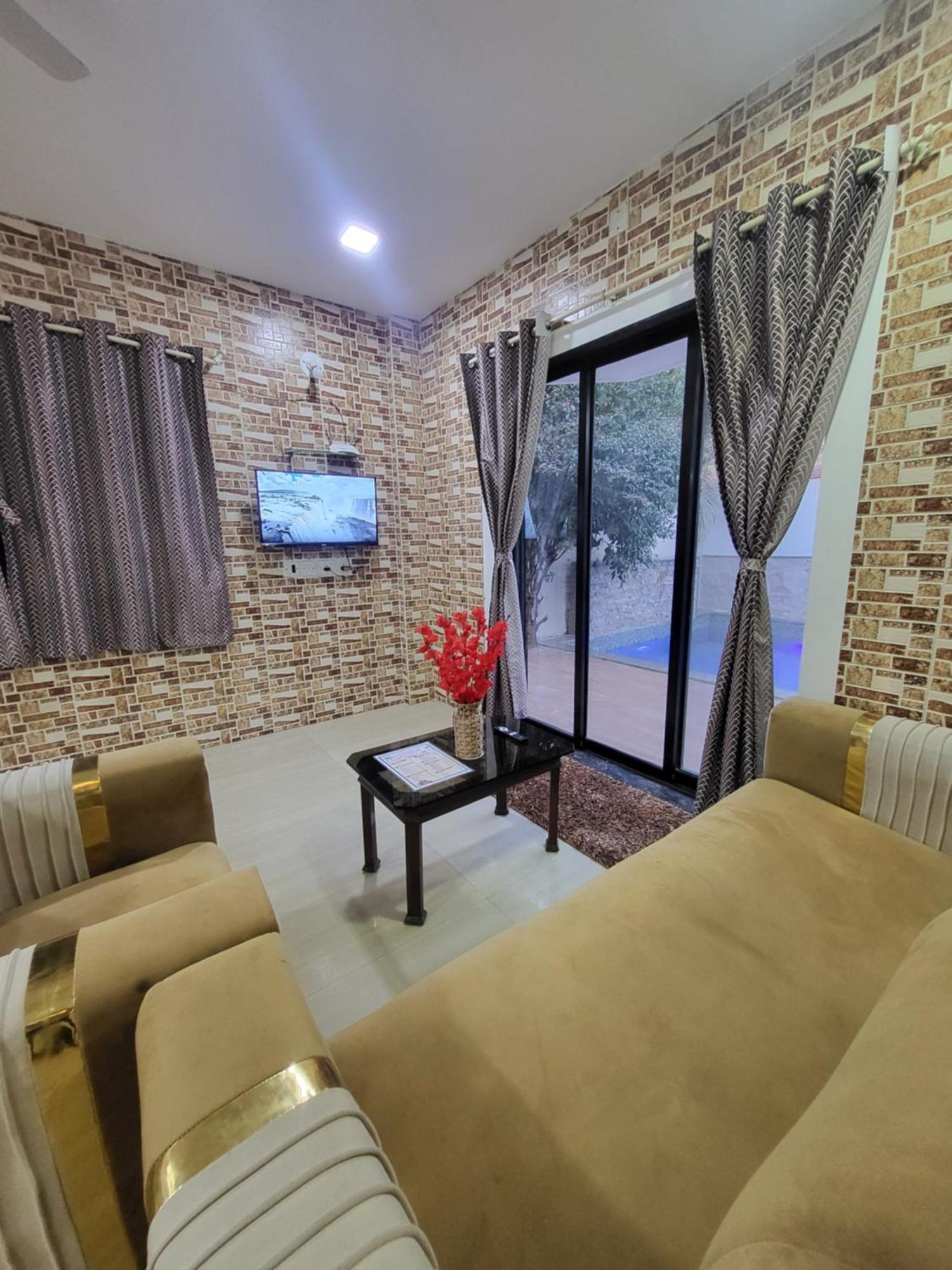The Perfect Stays Para Disco Big Pool Cricket Turf Villa Lonavala Bagian luar foto