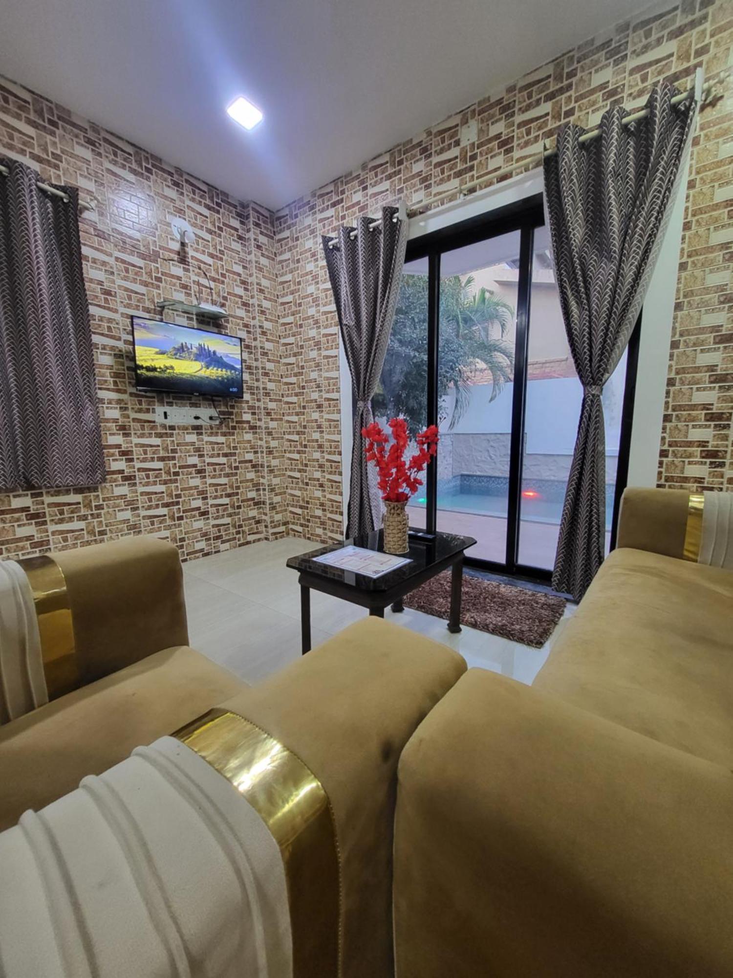 The Perfect Stays Para Disco Big Pool Cricket Turf Villa Lonavala Bagian luar foto